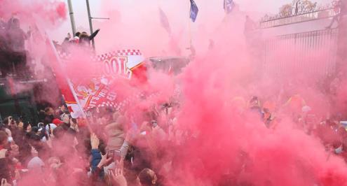 ليفربول يواجه عقوبات من "يويفا" بسبب عنف جماهيره 